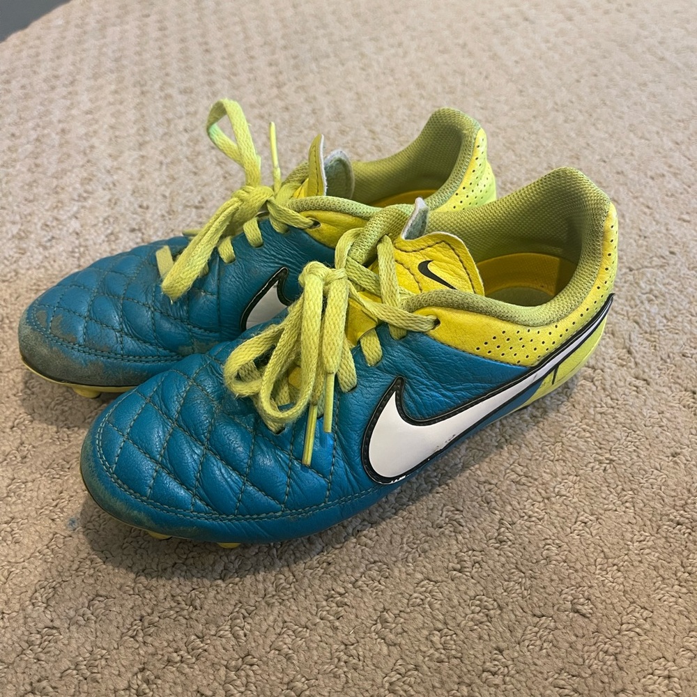 Nike tiempo soccer cleats 1Y